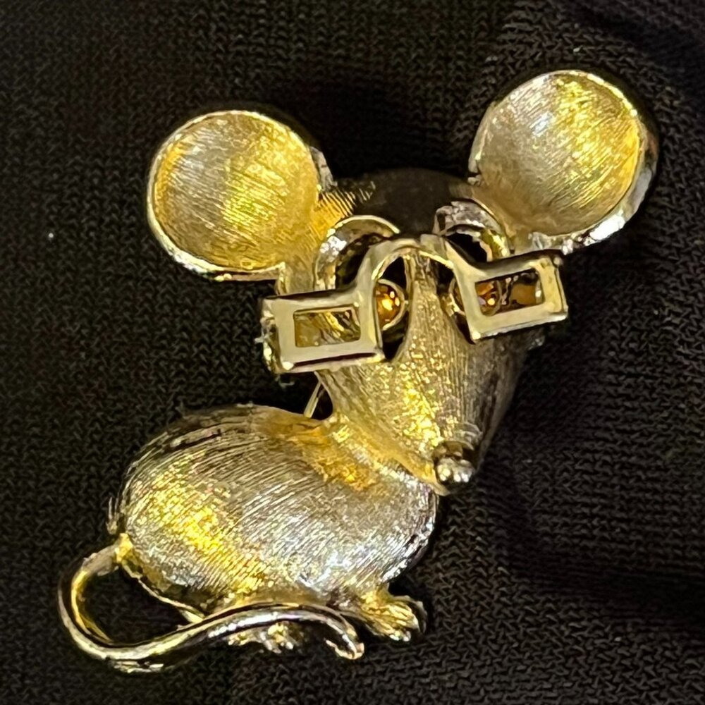 Vintage Avon Mouse Brooch with Hinged Glasses – Gold‑Tone – Collectible - Picture 5 of 10